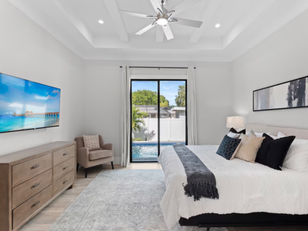 Luxurious 5-Bedroom Retreat in Naples - Your Ultimate Vacation Destination